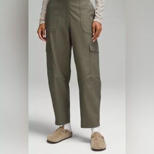 Black Lululemon cargo pantss